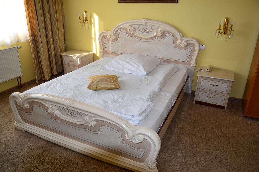 Hotel Restauracja Malopolska Jasło Екстериор снимка